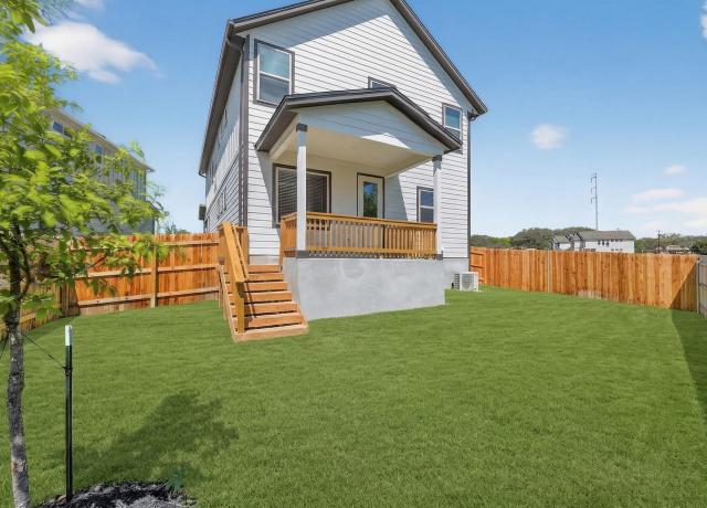 120 Vertex Loop back yard 